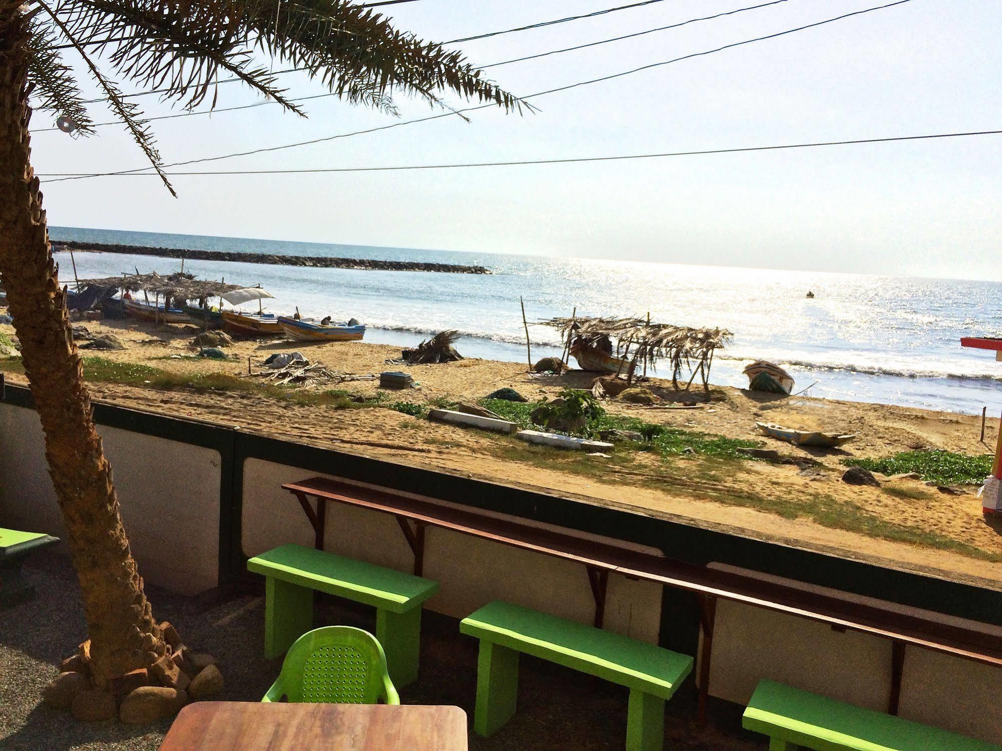 Explore Hostels Negombo Kochchikade Exterior foto