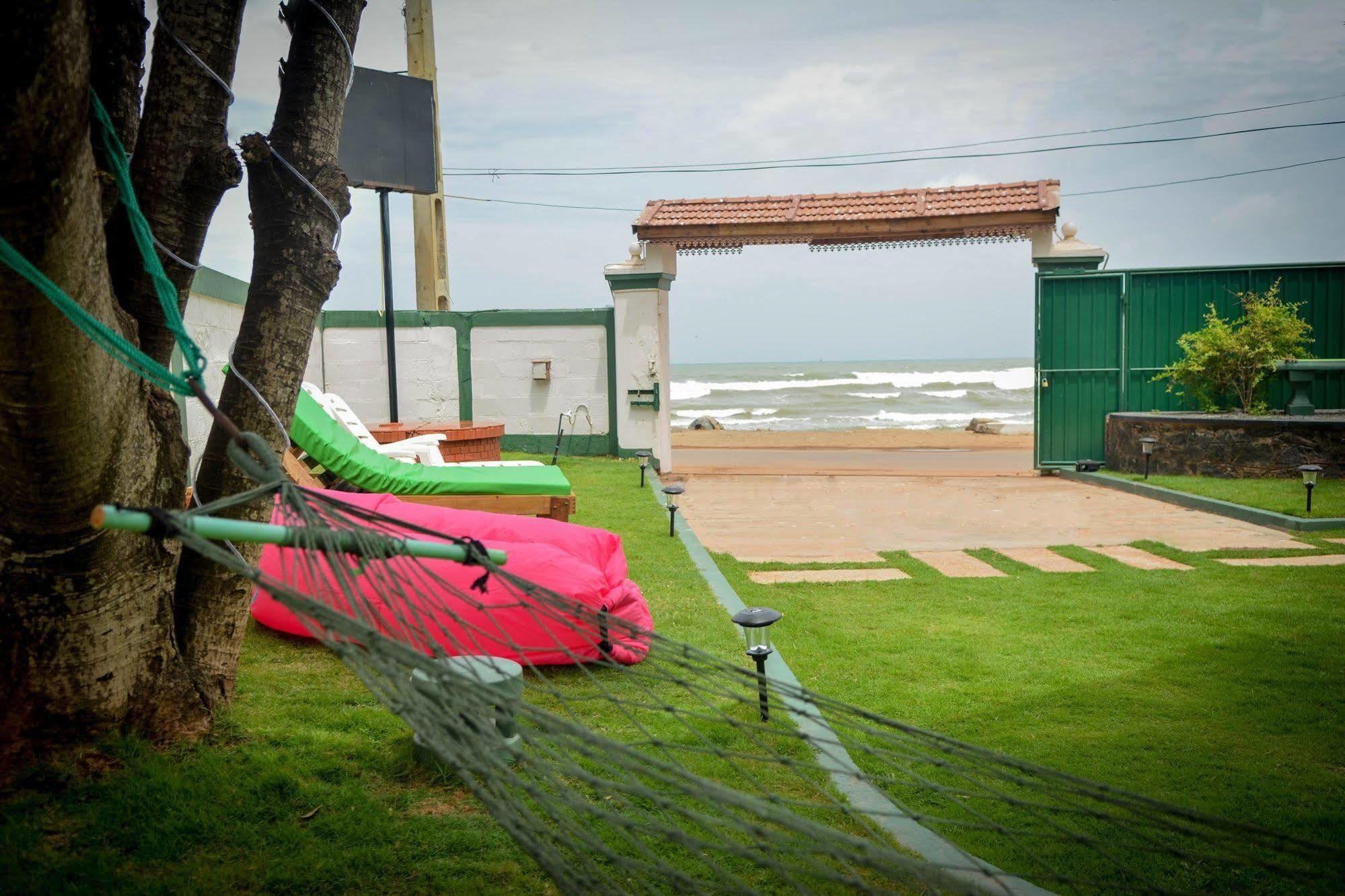 Explore Hostels Negombo Kochchikade Exterior foto